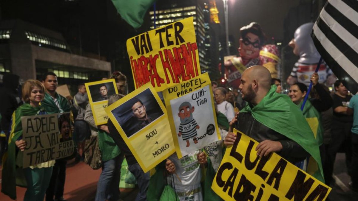 Manifestantes protestan contra el Gobierno brasileño, la pasada noche, en Sao Paulo (Brasil).-Sebastião Moreira / EFE