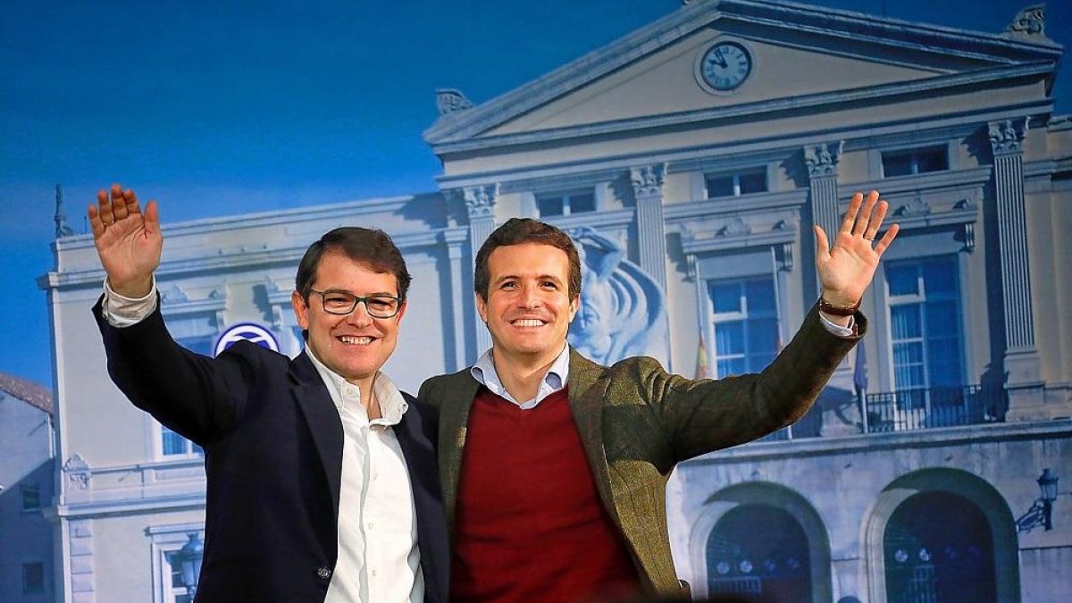 Alfonso Fernández Mañueco y Pablo Casado, al final del acto en el que se proclamaron la candidatura de Mañueco a la Junta y los candidatos de las capitales.-E. M.