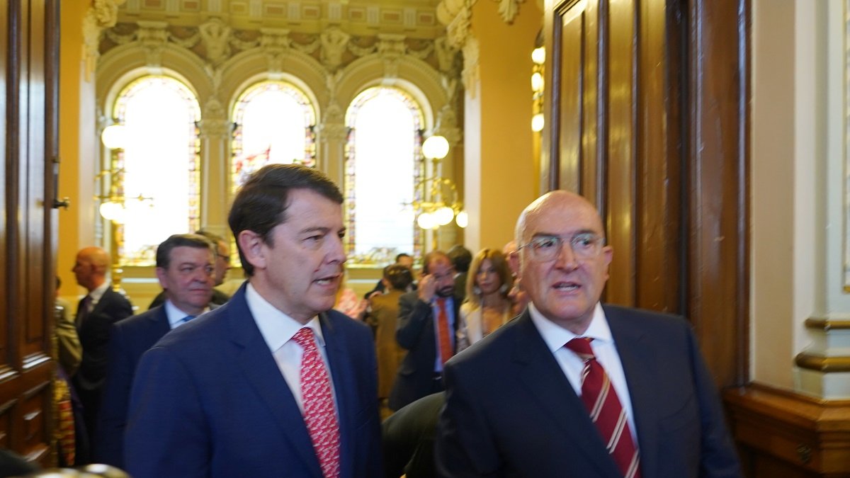 Alfonso Fernández Mañueco y Jesús Julio Carnero, en la constitución de la nueva Corporación municipal en Valladolid.