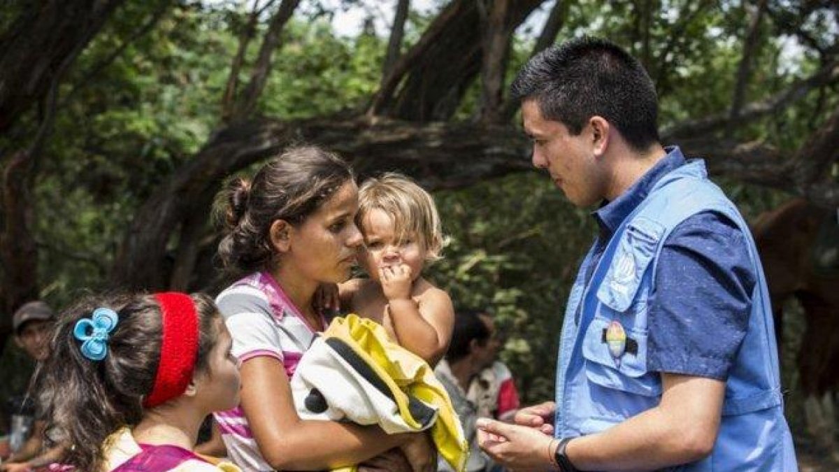 Personal de la Agencia de la ONU para los Refugiados (Acnur) atiende a inmigrantes.-ACNUR