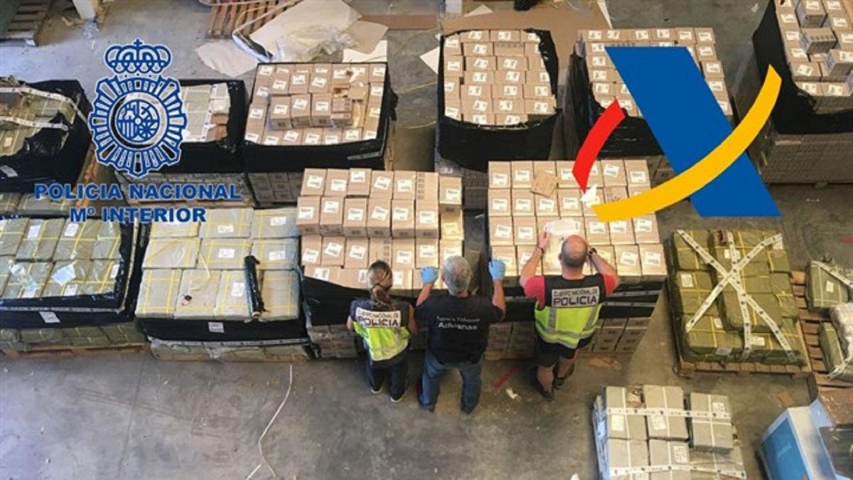 Agentes de Policía Nacional y funcionarios de la Agencia Tributaria desmantelan en Valencia dos fábricas clandestinas de pilas falsas.-POLICÍA NACIONAL