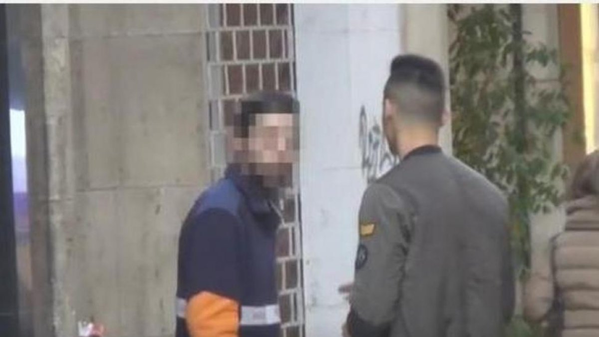 Caputra del vídeo de la agresión al 'youtuber' MrGranBomba por parte de un repartidor al que llamó 'caranchoa'.-