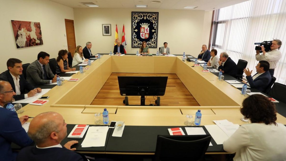 La presidenta de las Cortes, Silvia Clemente, preside la Junta de Portavoces del Parlamento Autonómico-RUBÉN CACHO / ICAL