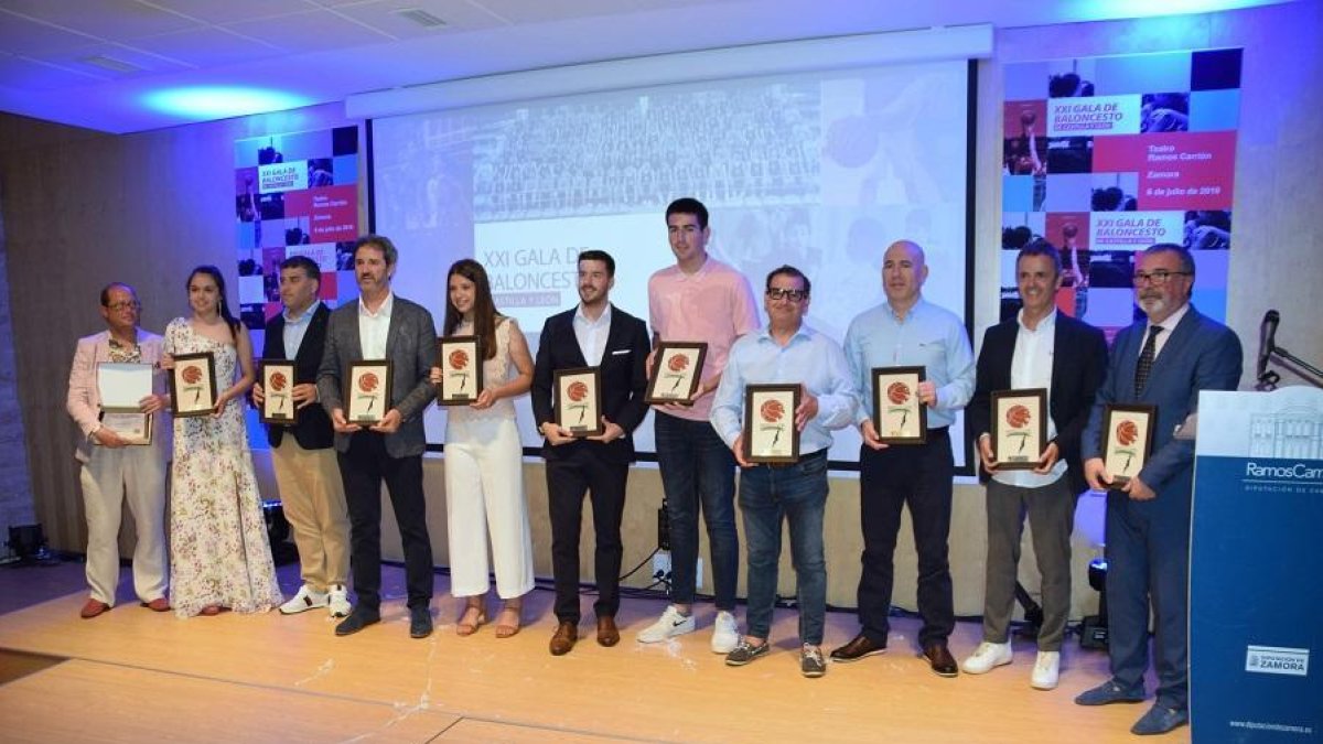 Foto de familia de los premiados en la Gala del Baloncesto de Castilla y León celebrada en Zamora.-E. M.