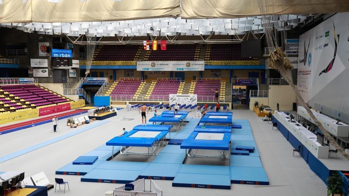 Vista panorámica de la pista central del Pisuerga con los cuatro trampolines.-J. M. LOSTAU