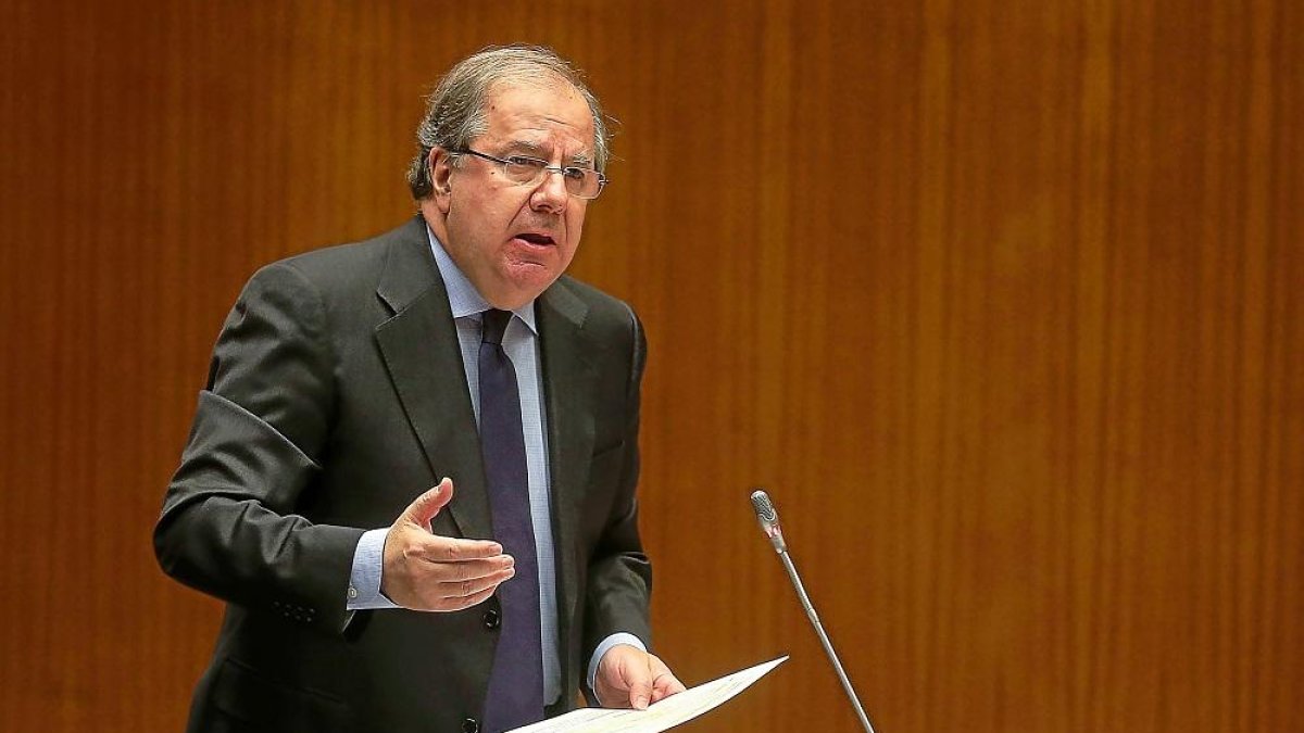 El presidente de la Junta, Juan Vicente Herrera, durante su intervención en el Pleno de las Cortes de Castilla y León.-ICAL