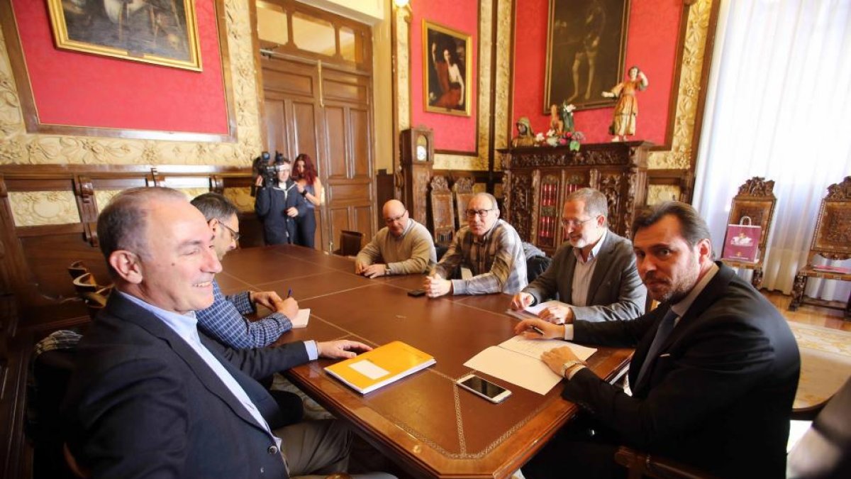 El alcalde de Valladolid, Óscar Puente, y los concejales de Urbanismo, Manuel Saravia, y Hacienda, Antonio Gato, mantienen un encuentro con el secretario general de Ferroviaria de CCOO, Carlos Julio López, sobre los talleres de Renfe-ICAL