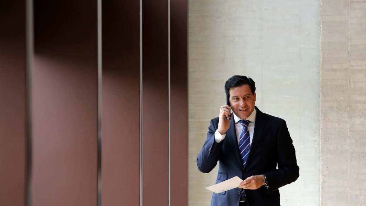 El procurador popular Raúl de la Hoz en el Pleno de las Cortes-ICAL