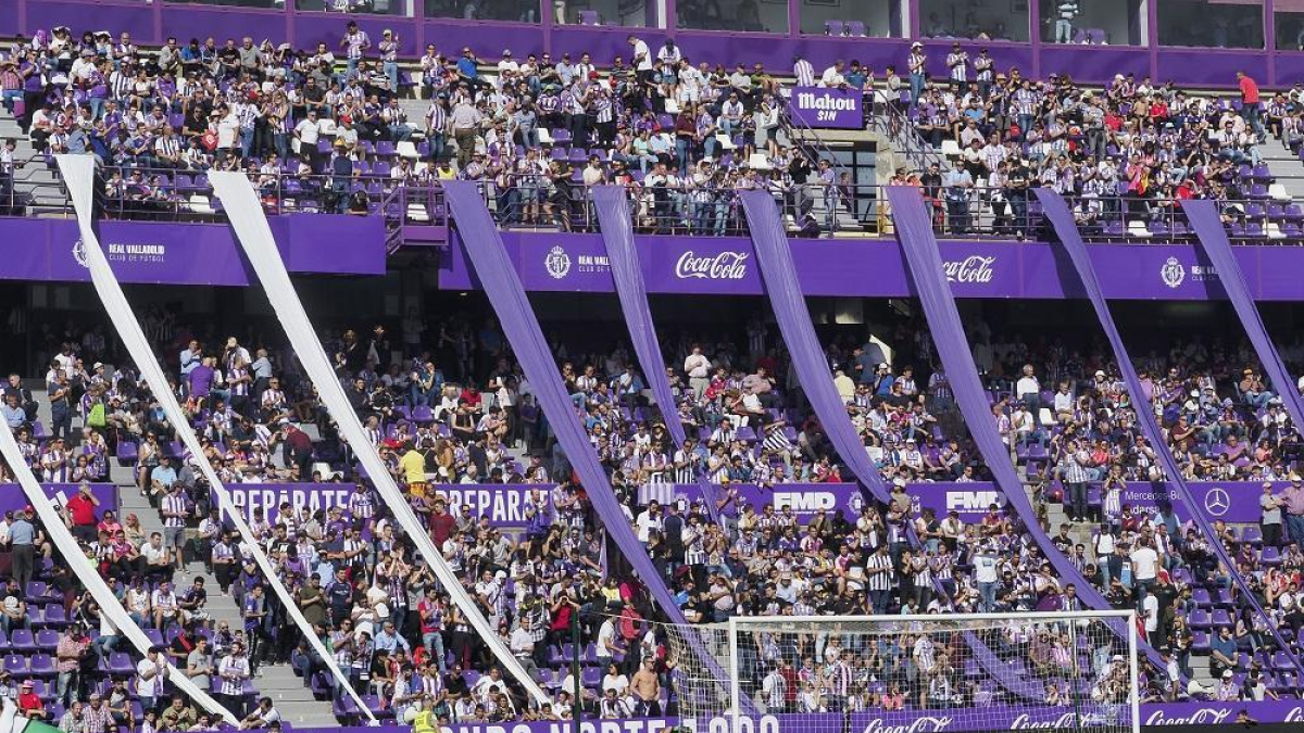Banderolas en la grada Norte.-P.R.