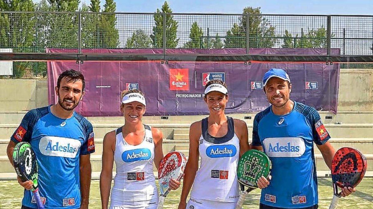 Pablo Lima, Alejandra Salazar, Marta Marrero y Fernando Belasteguín posan ayer para ELMUNDO en las instalaciones del Club Raqueta.-E.M.