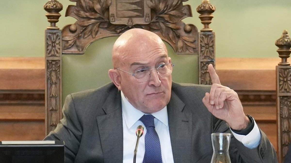Jesús Julio Carnero, en el pleno del Ayuntamiento de Valladolid.-J. M. LOSTAU
