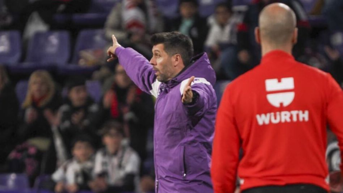 Pezzolano da indicaciones en el partido ante el Albacete. / LALIGA