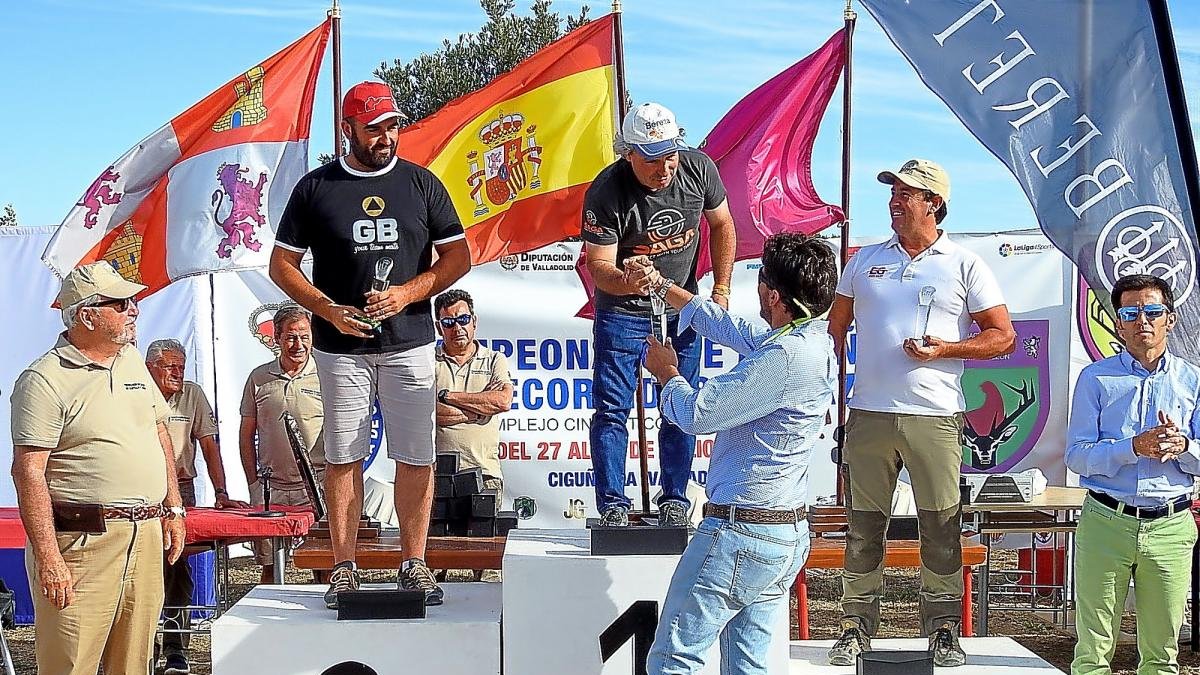 El pódium absoluto del Nacional recibe los trofeos de manos del presidente de la RFEC, Angel López Maraver.-L. FUENTE