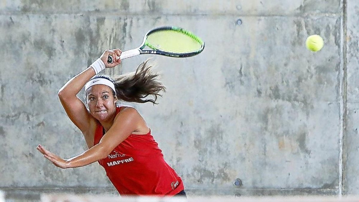 Paula Arias devuelve una pelota en el partido ante la bielorrusa Shalimar Talbi.-J. M. LOSTAU