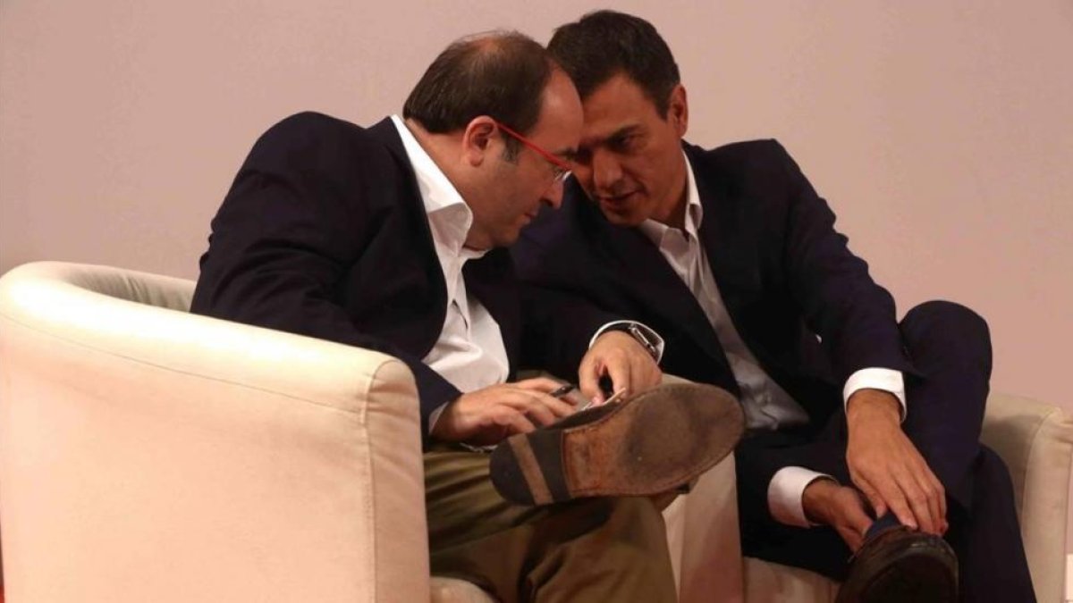 Miquel Iceta y Pedro Sánchez, en la sede del PSC en octubre del 2015.-ELISENDA PONS