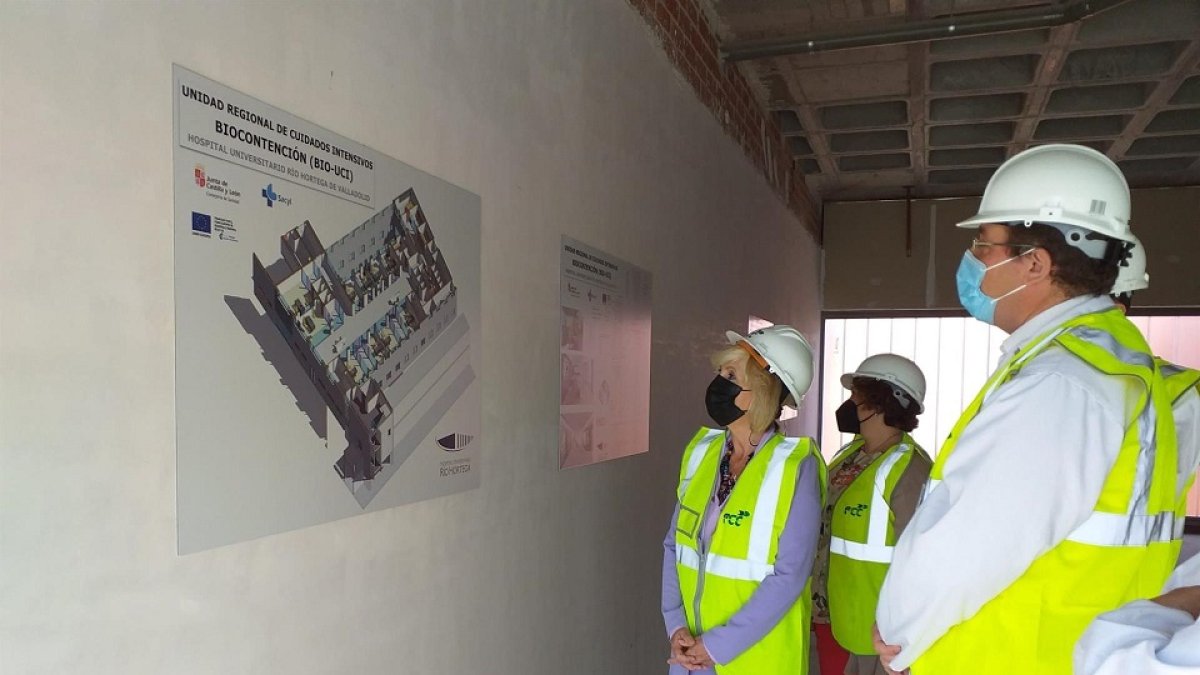 La consejera de Sanidad, Verónica Casado, durante la visita a las obras.- E. PRESS