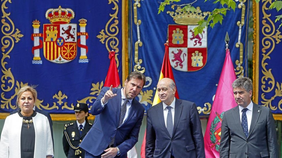 Rosa Valdeón, Óscar Puente. Jorge Fernández Díaz e Ignacio Cosidó, ayer en la tarima de autoridades.-J. M. LOSTAU