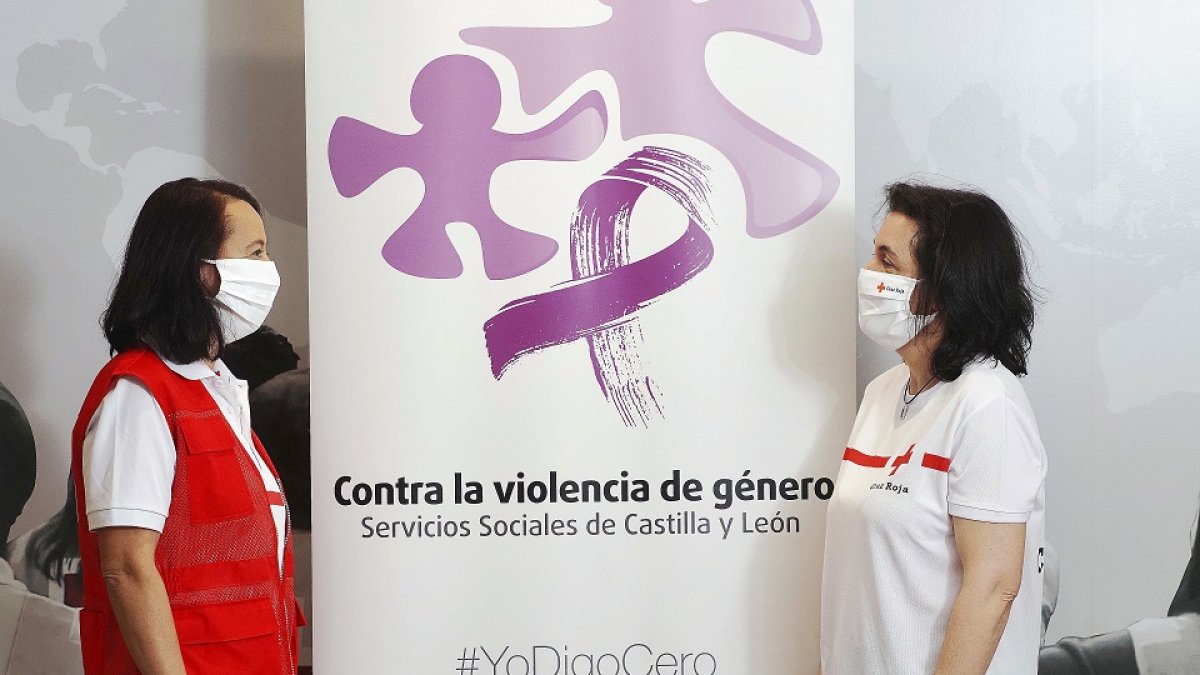 Reyes Revellado, responsable de la red de centros de emergencia autonómica, y Rosa Esteban, directora del centro de Valladolid. PABLOREQUEJO(PHOTOGENIC)