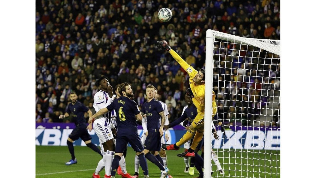 Courtois desvía el centro-chut de Carnero en una de las mejores ocasiones del Real Valladolid.-J. M. LOSTAU