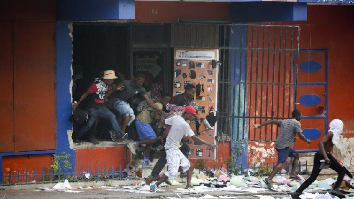 Las protestas sociales en Haití continúan y son cada vez más violentas.-AP