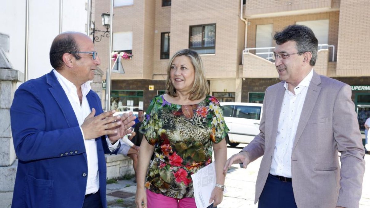 El presidente de la Diputación, JuanMartínez Majo, Del Olmo y Francisco Castañón, alcalde de Pola de Gordón.-ICAL