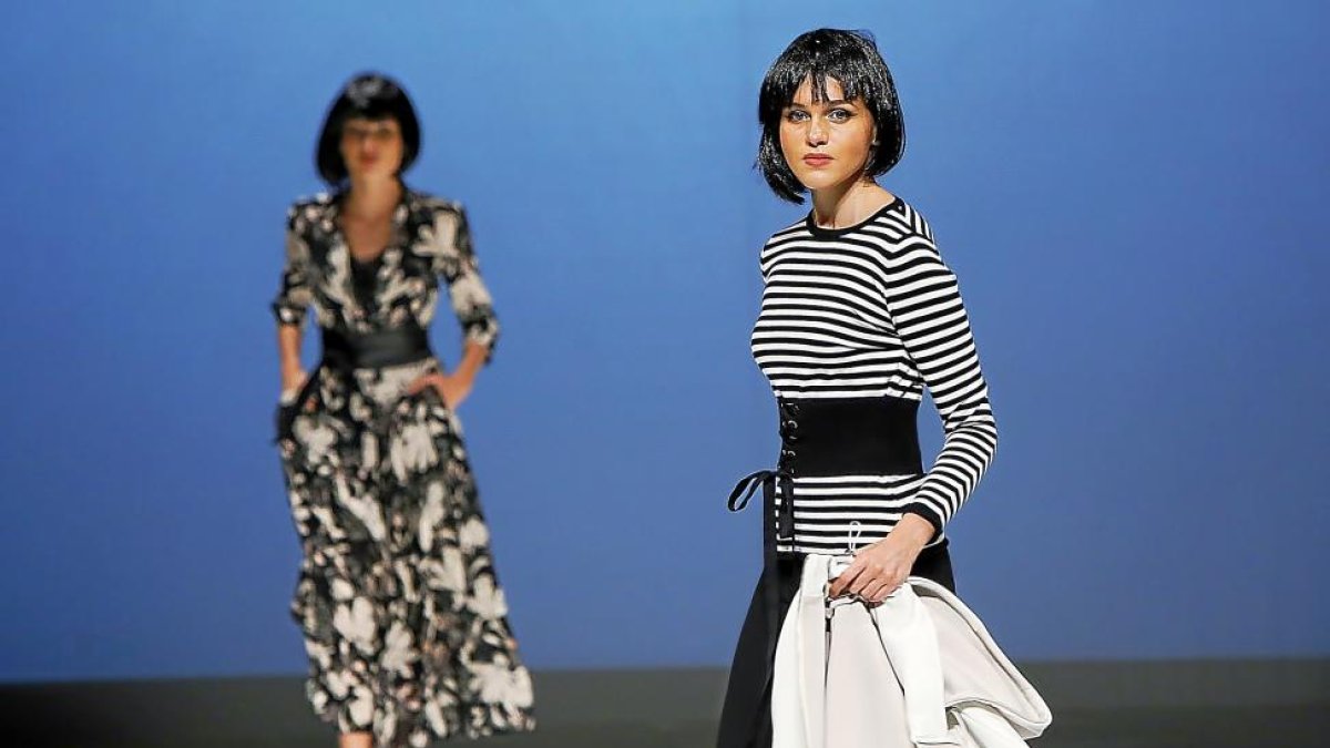 Dos modelos en la pasarela instalada en el Teatro Calderón.-J.M. LOSTAU