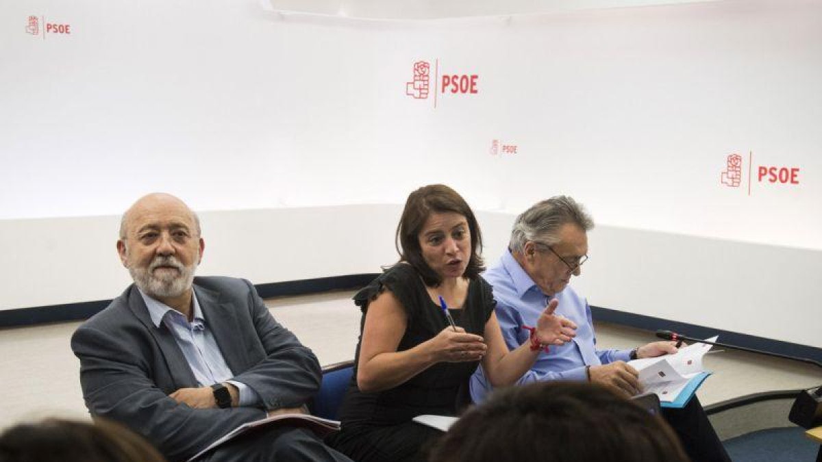 José Félix Tezanos (izquierda) en una reunión junto a Adriana Lastra y Manuel Escudero.-LUCA PIERGIOVANNI (EFE)