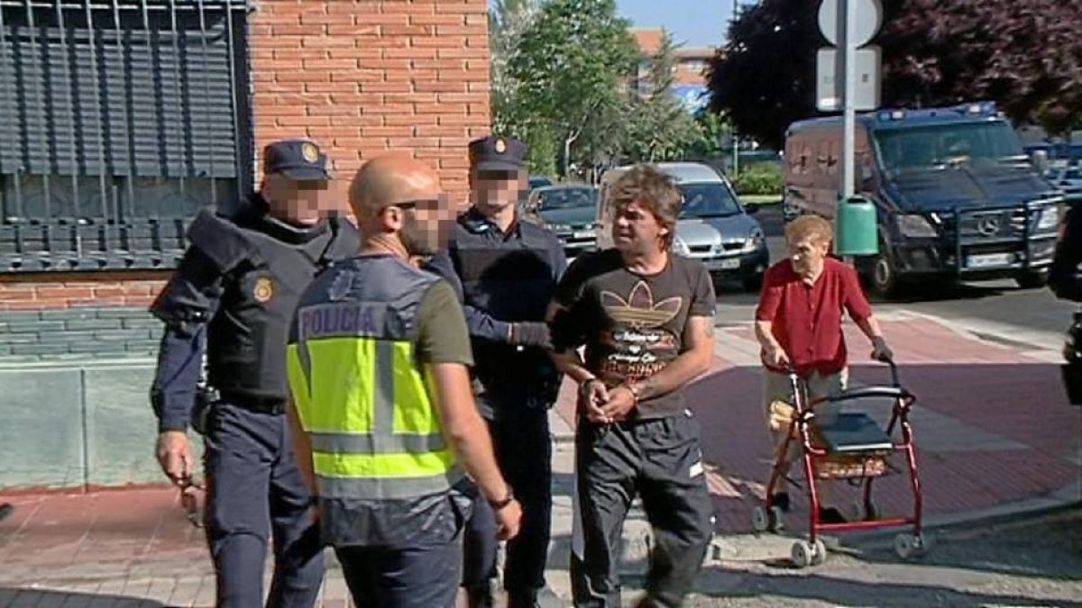 Un momento de la operación policial en el Barrio España.-RTVCYL