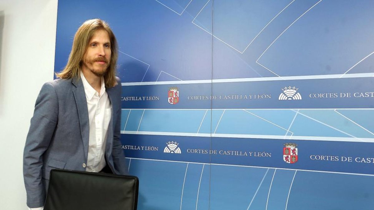 El portavoz de Podemos en la Cortes regionales, Pablo Fernández, valora la actualidad política-ICAL