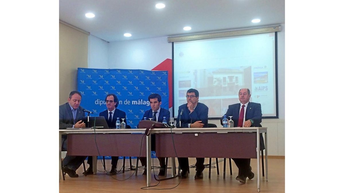 El presidente de la ADPV, Ínigo Torres, expone el proyecto ante la presencia  del presidente de la Asociación Española de la Prensa Deportiva, Julián Redondo, Alfonso Lahuerta, Alberto Bustos y Luis Minguela.-EL MUNDO
