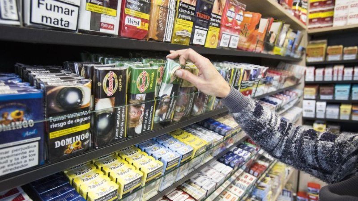 Cajetillas de tabaco en un estanco.-FERRAN NADEU