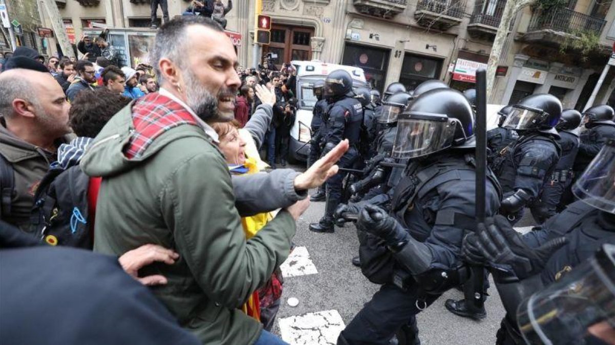 Manifestantes forcejean con mossos ante la Delegación del Gobierno en Cataluña.-ROBERT RAMOS