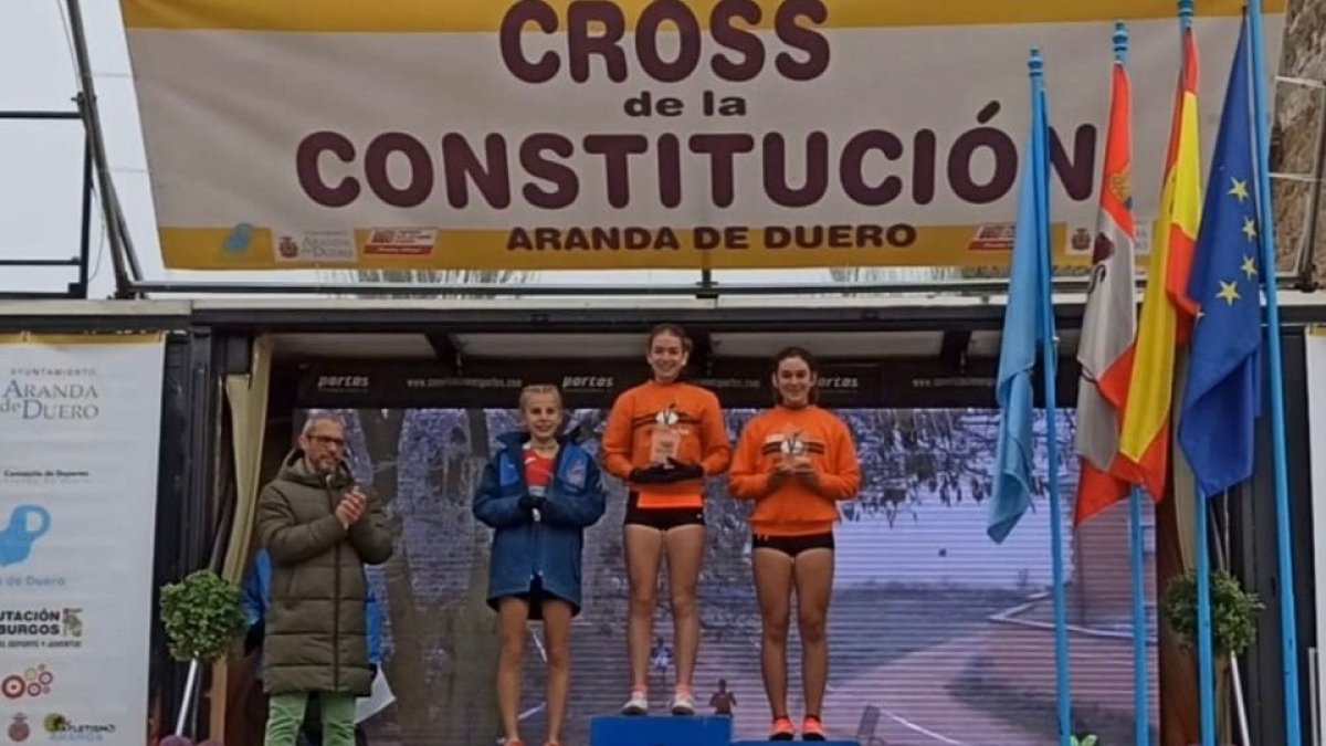 Carla Aranda y Laila Muñoz, en el pódio. / EM