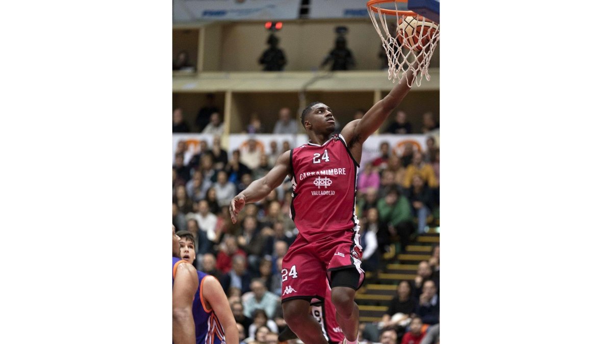 El estadounidense Bartley entra a canasta durante el partido ante Palencia.-JOSÉ C. CASTILLO