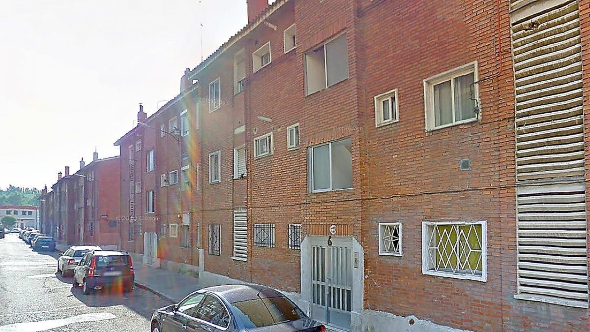 Portal número 6 de la calle Ebro de Valladolid, donde fue encontrado el cadáver del anciano.-GGL SW