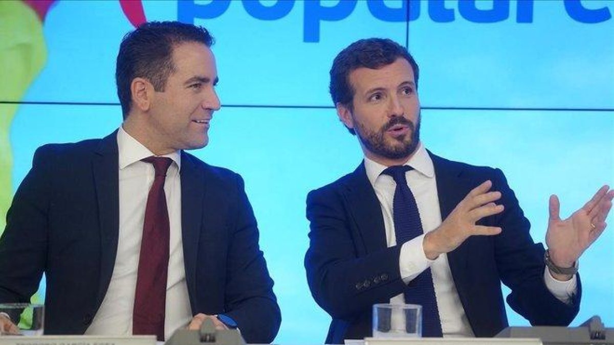 El secretario general, Teodoro García Egea, y el presidente del PP, Pablo Casado, en la reunión de este lunes en la sede de Génova.-JOSÉ LUIS ROCA