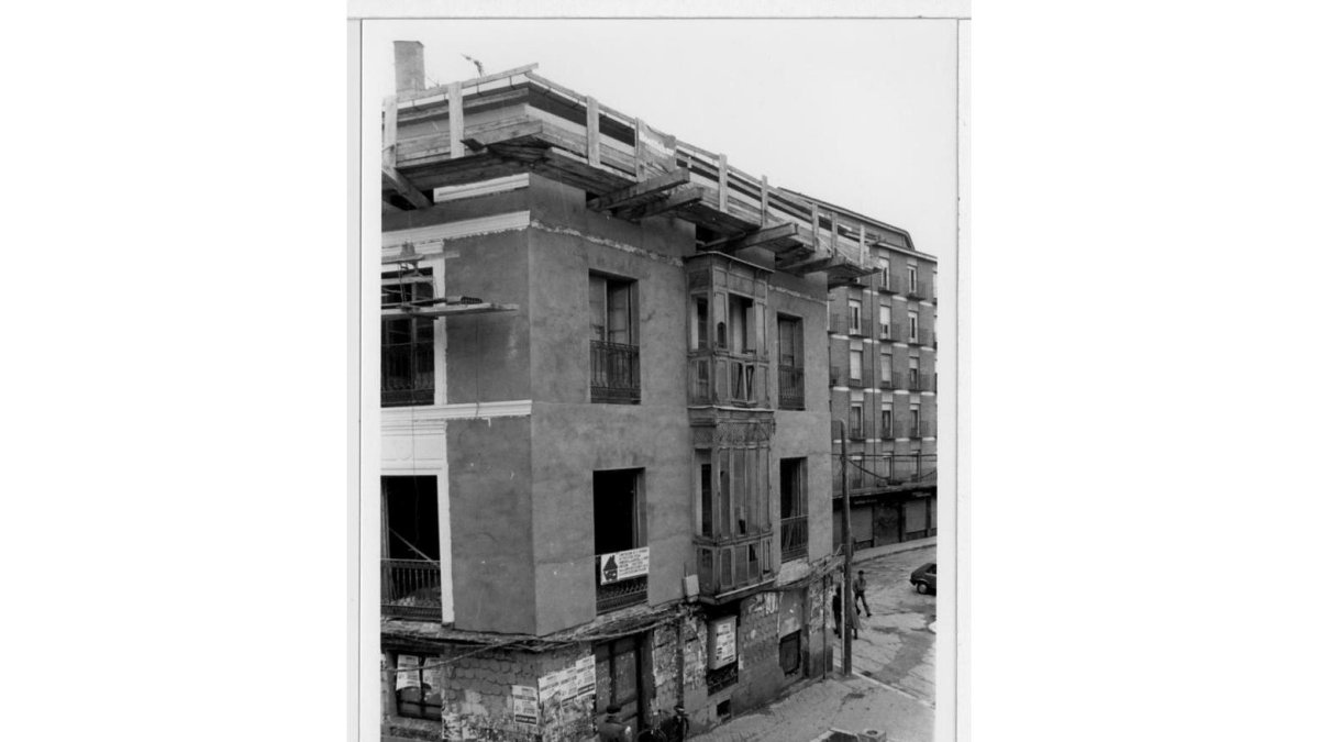 Obras de rehabilitación de un edificIo entre las calles Ruiz Hernández y Juan Mambrilla en los años 80 -ARCHIVO MUNICIPAL VALLADOLID
