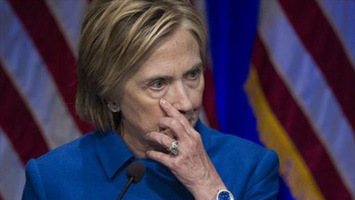 Hillary Clinton contiene la emoción durante su intervención en la gala del Fondo para la Defensa de los Niños, el miércoles por la noche en Washington.-AP / CLIFF OWEN