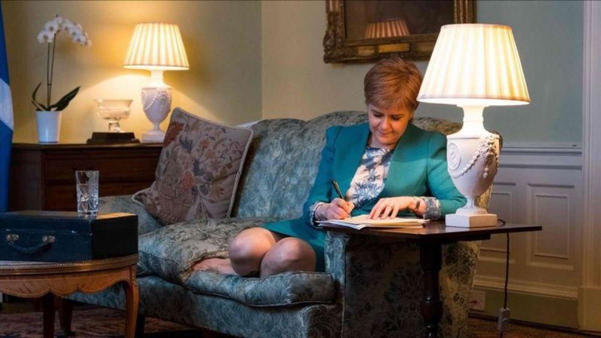 Nicola Sturgeon firma la carta a Theresa May solicitando el referéndum.-STUART NICOL