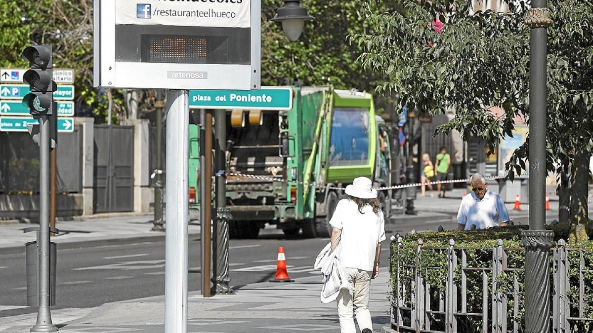 Imagen de archivo de un termómetro por encima de 38 grados en la plaza del Poniente de Valladolid. / J. M. LOSTAU