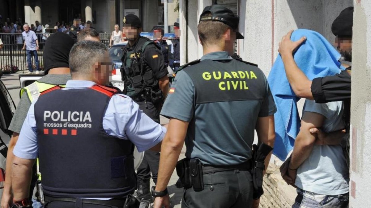 Guardia Civil y Mossos d Esquadra se llevan a un detenido, en Ripoll-ROBIN TOWNSEND / EFE