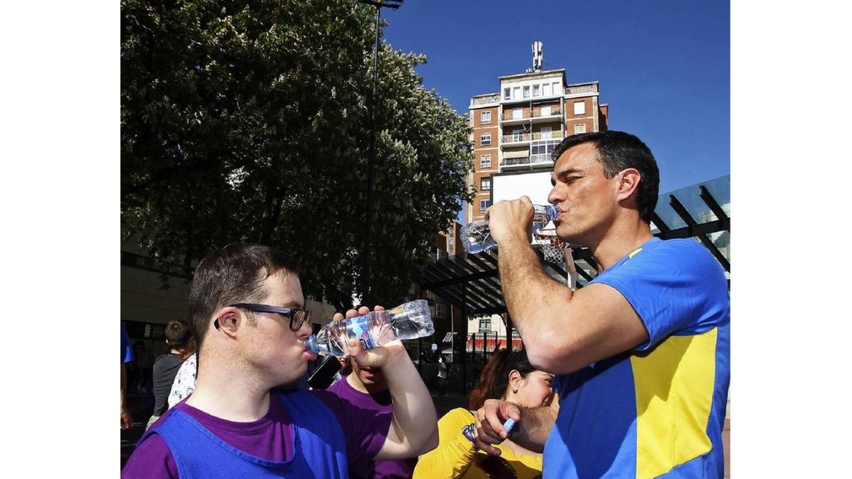 Andrés García se refresca en Burgos junto a Pedro Sánchez tras jugar un partido de baloncesto.-Ical