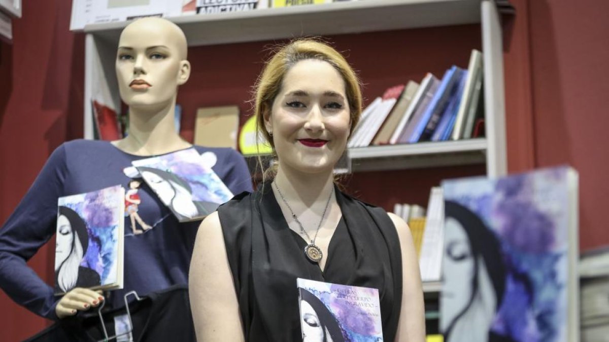 Irene DeWitt, en A Pie de Página, con su poemario.-M. A. SANTOS