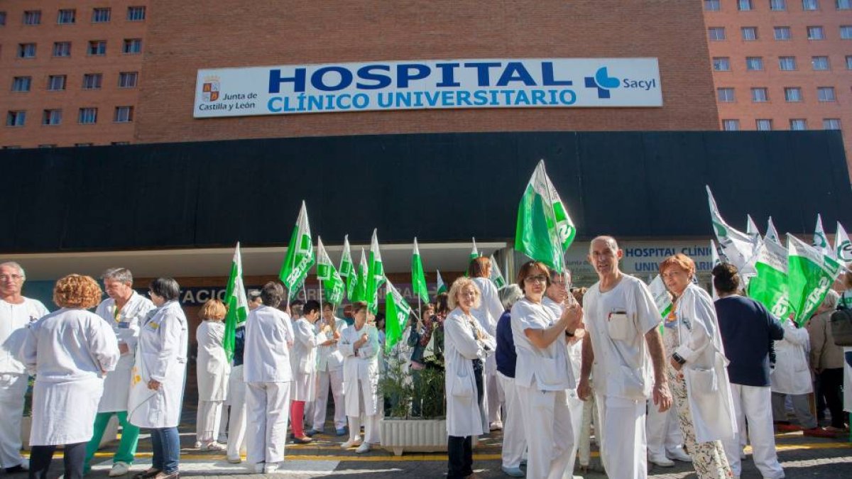 Concentración de profesionales sanitarios para pedir la devolución de sus derechos en el Hospital Clínico de Valladolid-Ical