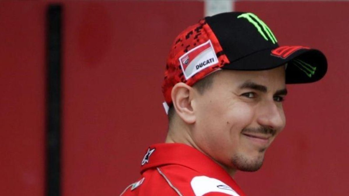 El mallorquín Jorge Lorenzo (Ducati) muestra una sonrisa, el pasado lunes, tras acabar con el mejor tiempo en los primeros test de pretemporada.-EFE / FAZRY ISMAIL