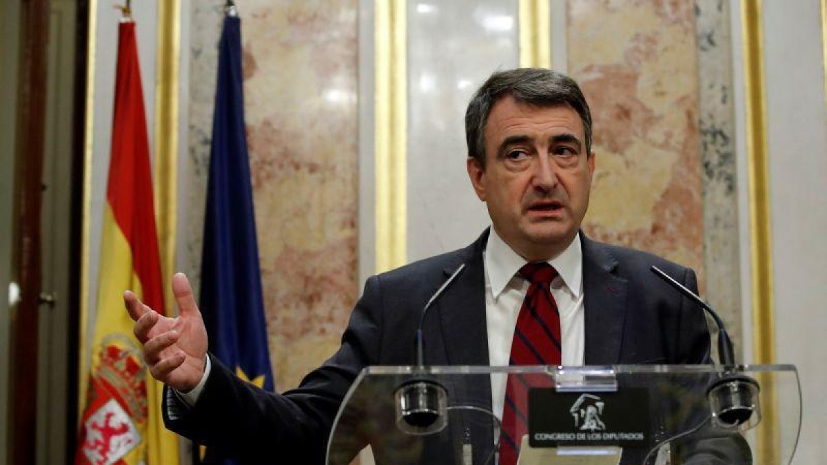 El portavoz del PNV, Aitor Esteban, durante su comparecencia ante los medios para valorar el discurso de Pedro Sánchez.-EFE
