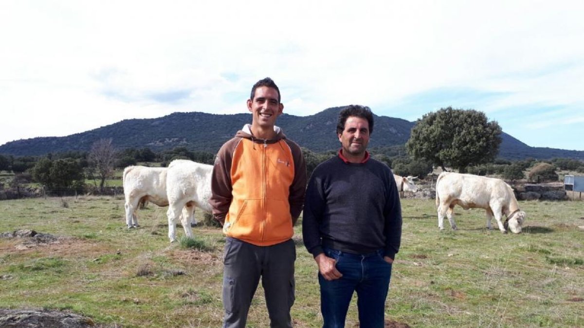 Pío Chapinal y su hijo Jorge en su explotación ubicada en Santa María de los Caballeros.-e.m.