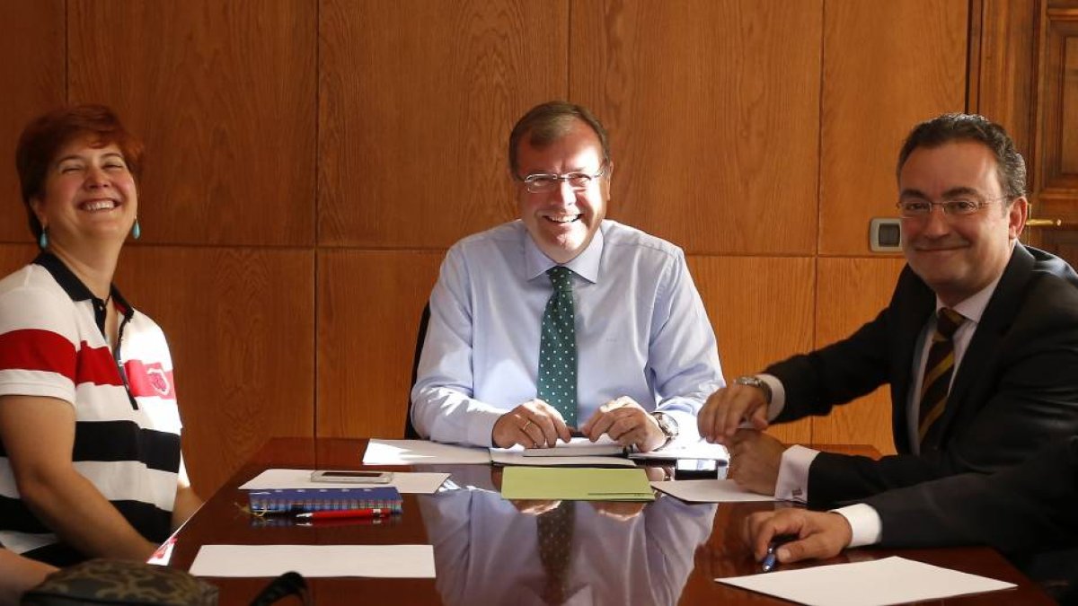 El alcalde de León, Antonio Silván, se reúne por primera vez con los concejales de su equipo de gobierno en el Ayuntamiento de San Marcelo-ICAL