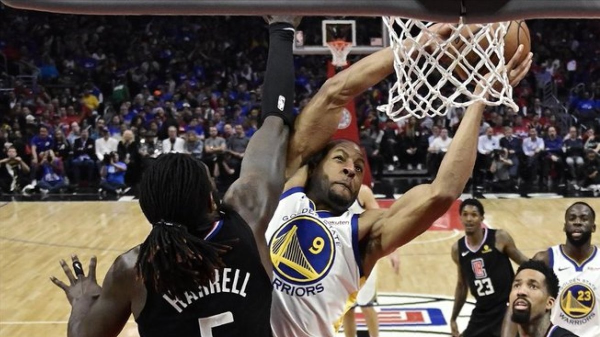 Iguodala, de los Warriors, lanza a canasta ante Harrel en el partido del Staples.-MARK J TERRILL (AP)