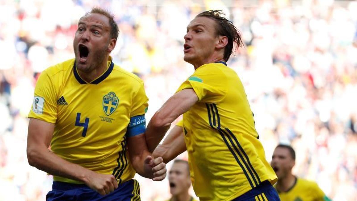 Andreas Granqvist (izq.) y Albin Ekdal celebran el tanto marcado ante Corea del Sur.-EFE